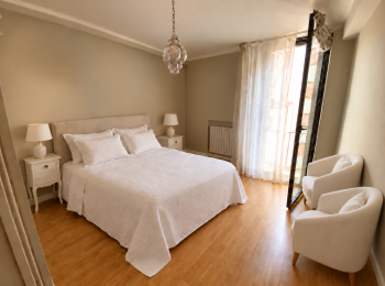 Camera da letto con due abat-jour