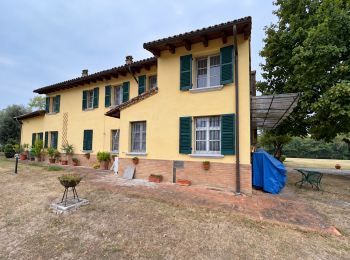Casa con pergola e giardino
