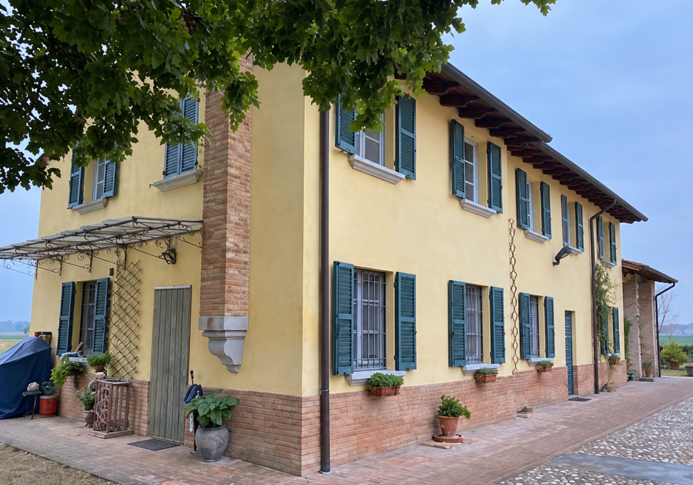 Casa d’angolo con pergola