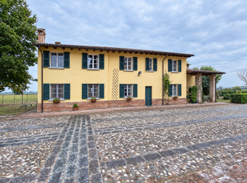 Casa gialla con porta verde