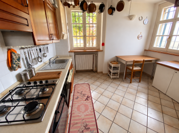 Cucina riordinata con tavolo e radiatore liberi
