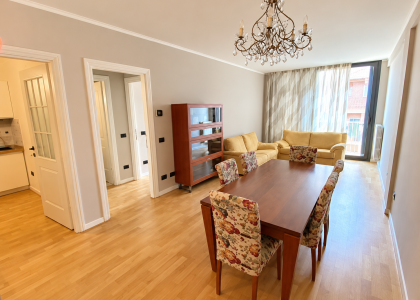 Interno elegante, luminoso e naturale