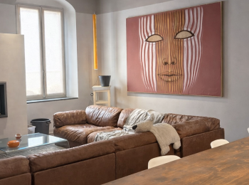 Soggiorno contemporaneo con arte astratta